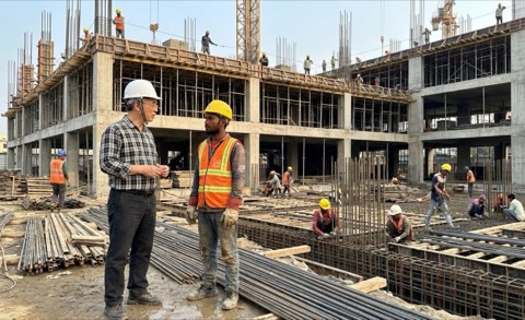 Khảo sát công trường cùng người lao động