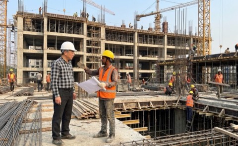 Khảo sát công trường cùng người lao động